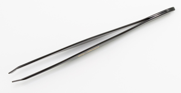 Фото Пинцет Weisen NGHM-009A Black скошенный, 9,5 см (Пинцеты для бровей)